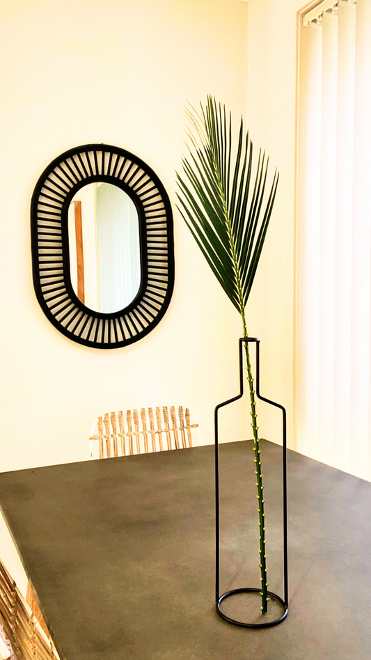 Minimalist Wire Line Art Vase displaying palm frond
